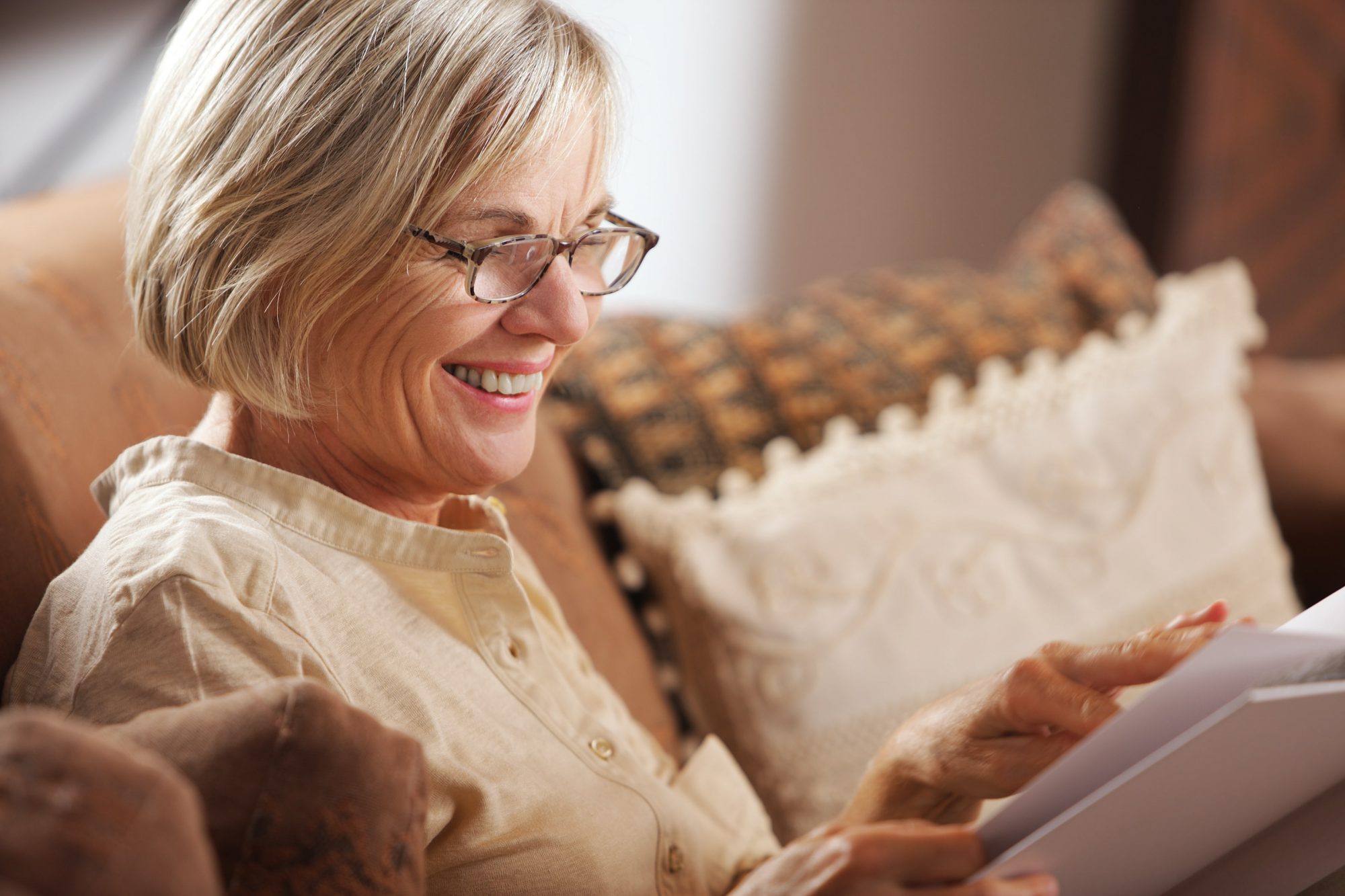 older woman reading with her progressive lenses